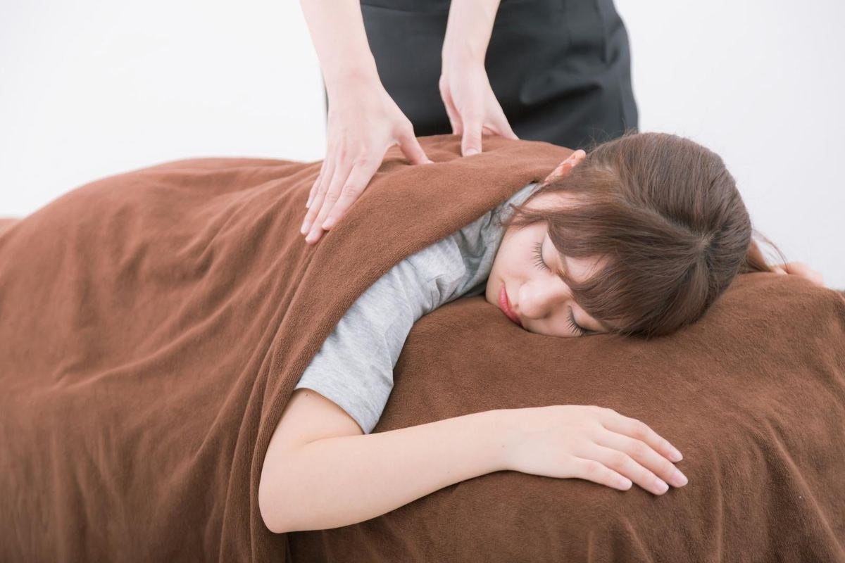女性が施術を受ける様子